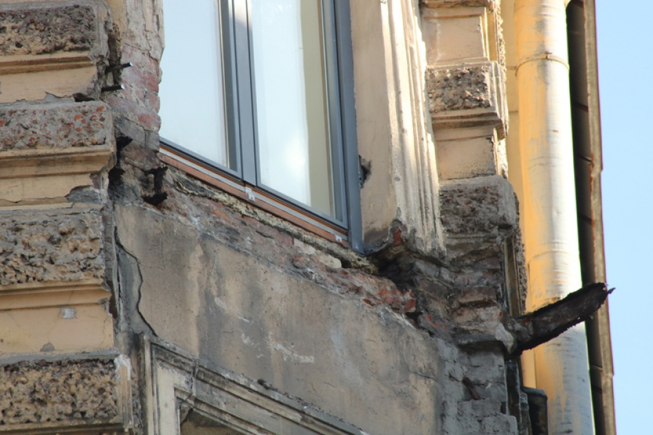 В Кировском районе прокуратура заставила УК отремонтировать фасад дома
