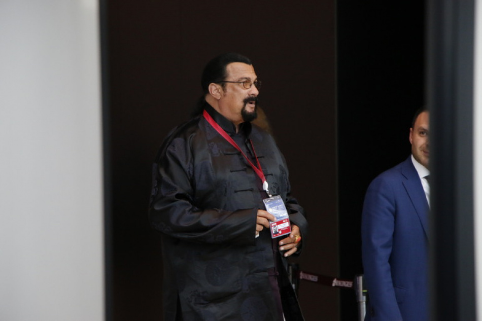 Стивен Сигал заявил о своей принадлежности к России на форуме