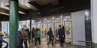 Утром пассажиры не могли попасть на станцию метро Ладожская