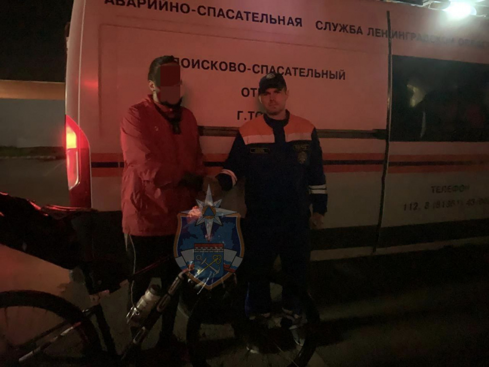 В лесах Гатчинского района спасатели и добровольцы вывели из болота заблудившегося мужчину