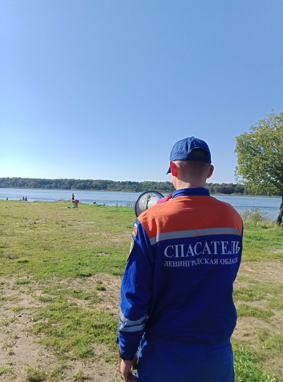 Из-за жары спасатели Ленобласти усилили патрулирование популярных озер и рек