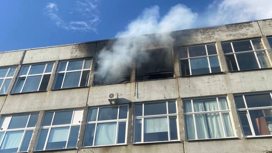 Пожар в офисном здании у метро Елизаровская в Петербурге распространился на 40 квадратных метров