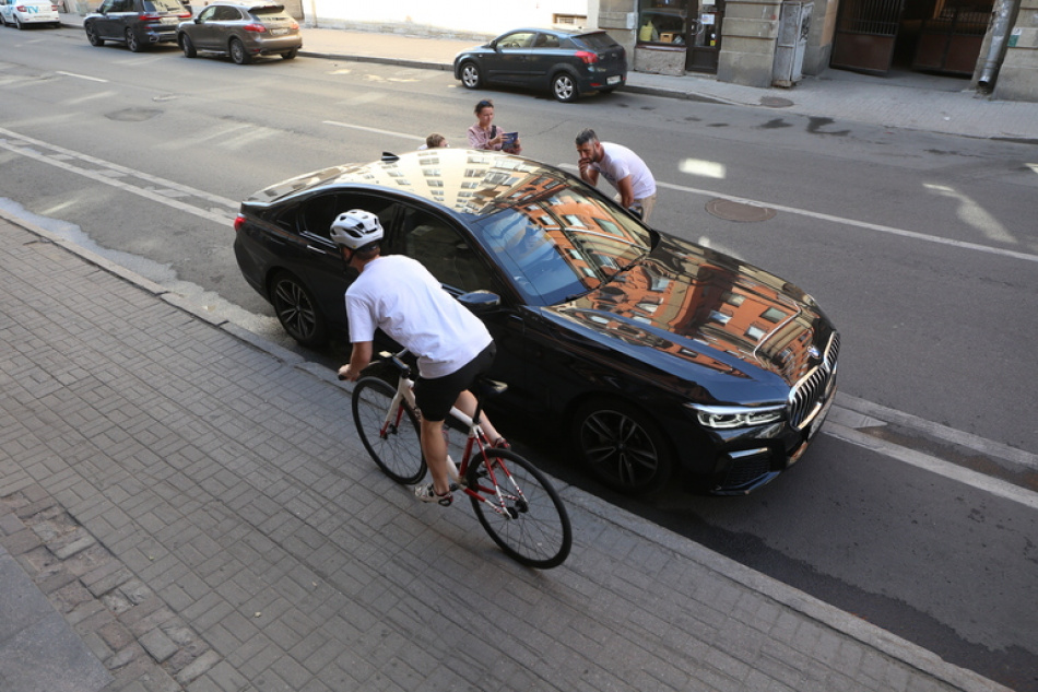В Приморском районе мужчина остановил вооруженного грабителя у своей машины