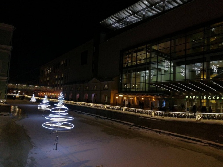 В Петербурге остановили тендеры на новогодний декор из-за спора с участником