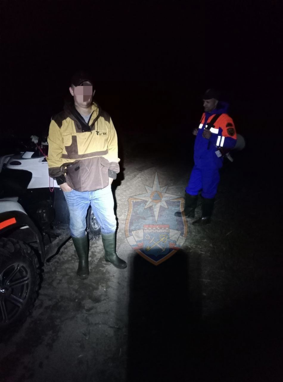 Спасатели в Кировском районе Ленобласти вывели из леса заблудившегося мужчину