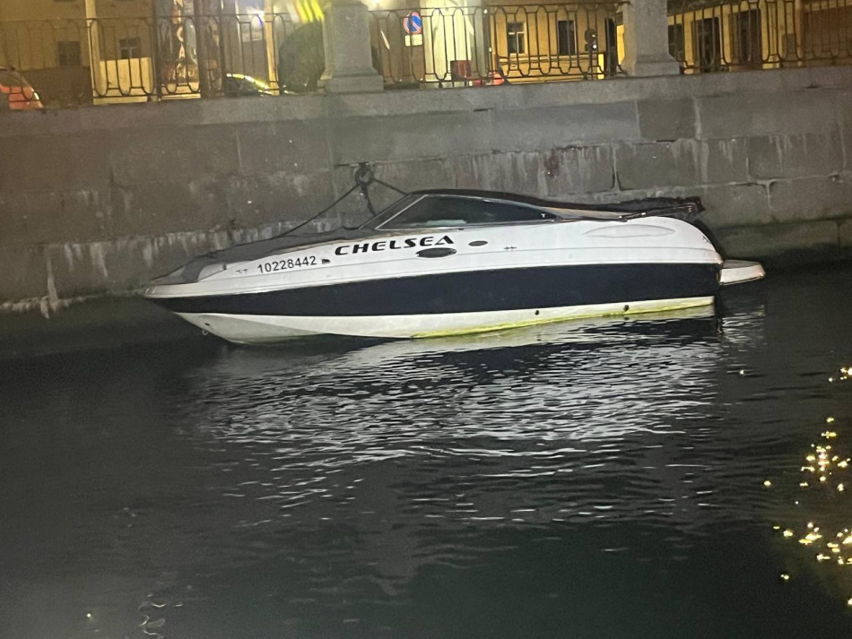 Катер с пассажирами застрял на мели в акватории Финского залива