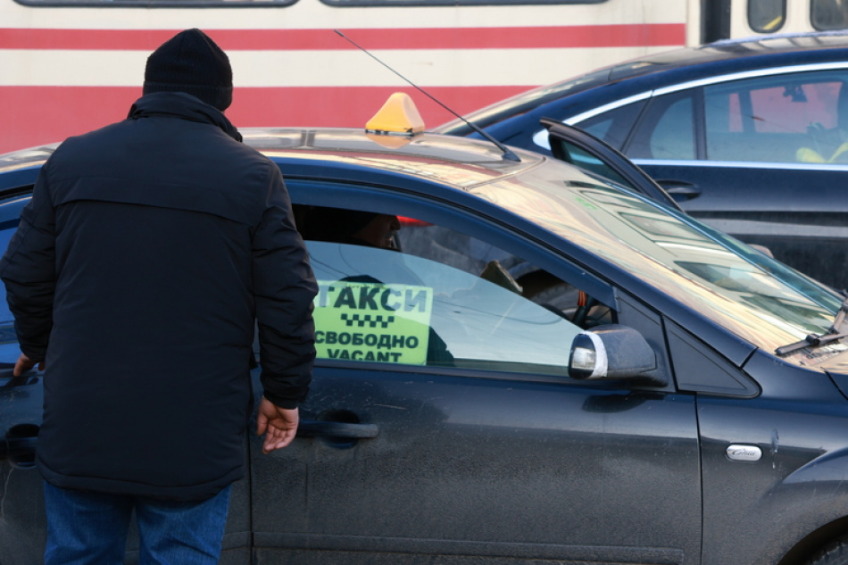 В Петергофе дорожный спор между таксистом и велосипедистом перерос в угрозы