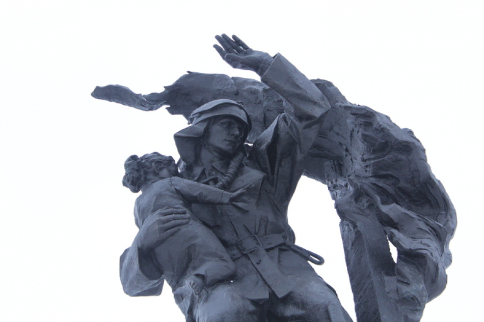 В Петербурге показали плакат о бережном отношении к памятникам