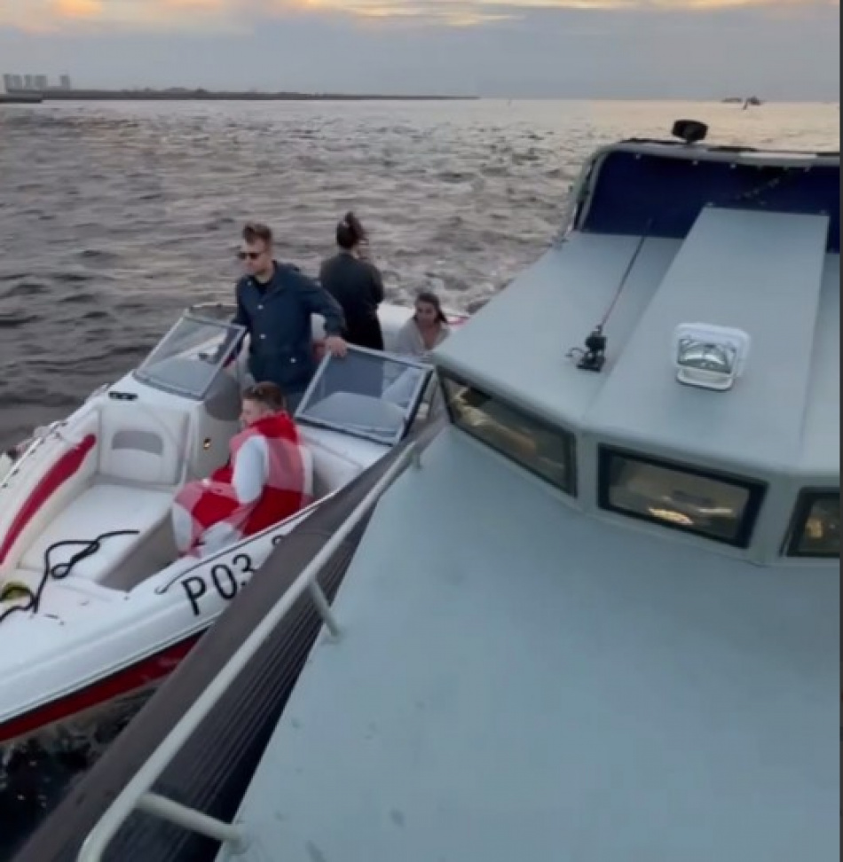 Росгвардия пришла на помощь катеру с пассажирами и собакой в Невской губе