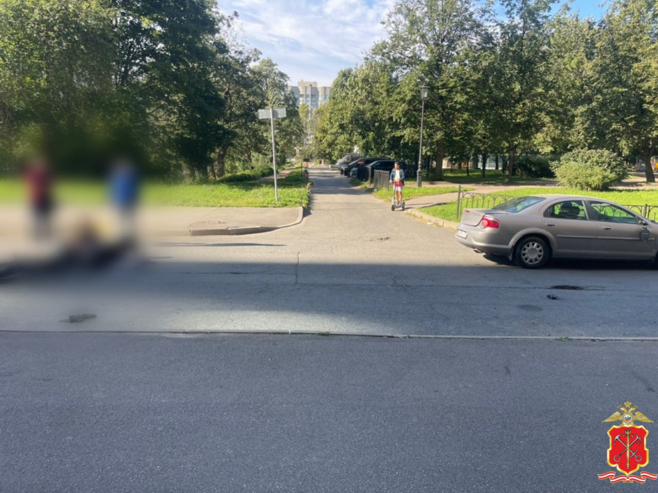 На Васильевском острове водитель электромопеда серьезно пострадал в столкновении с «Волгой»