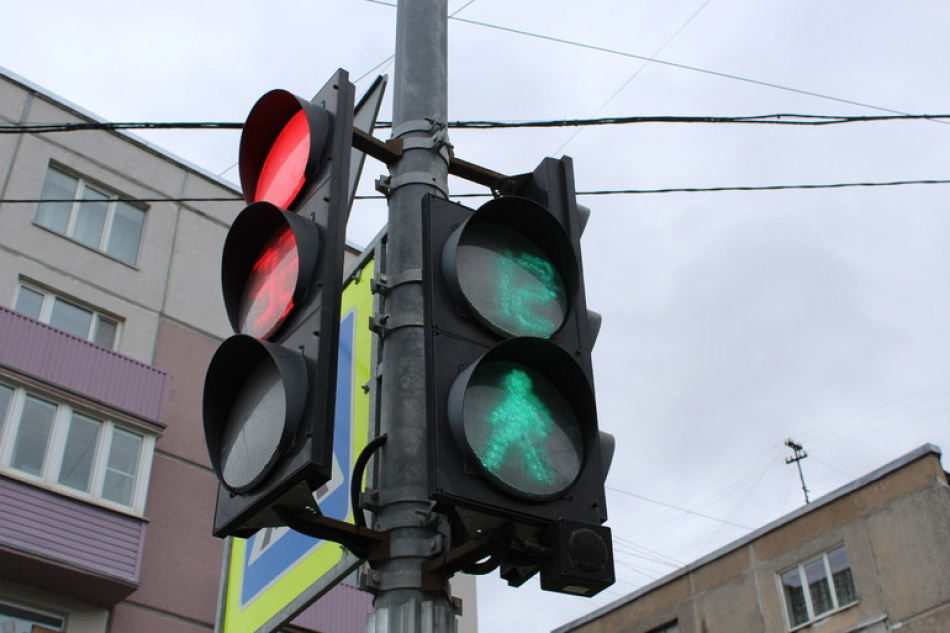 На Крестовском острове установили новый светофор для безопасности пешеходов