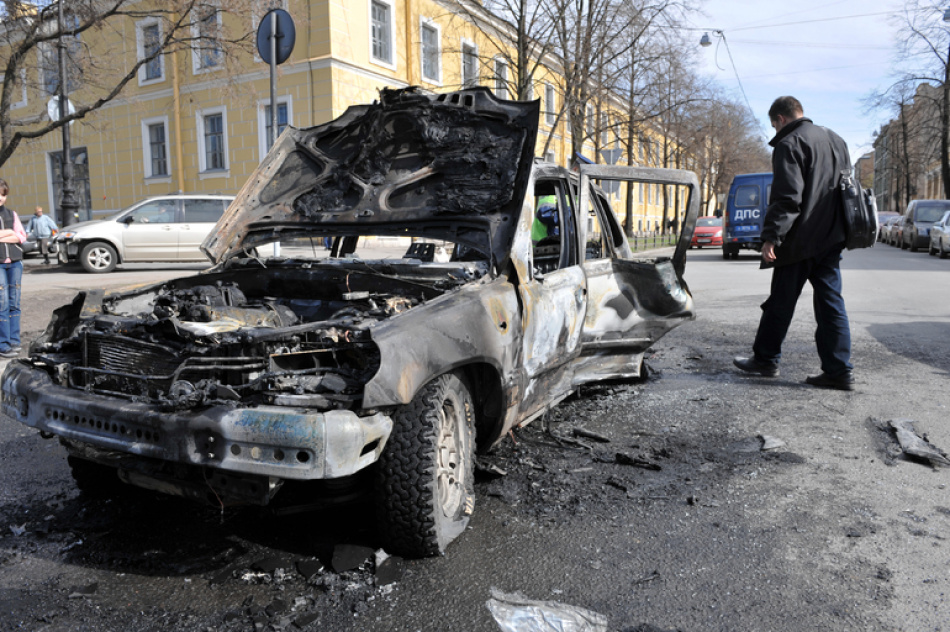 В Купчино ночью вспыхнул автомобиль на Будапештской улице
