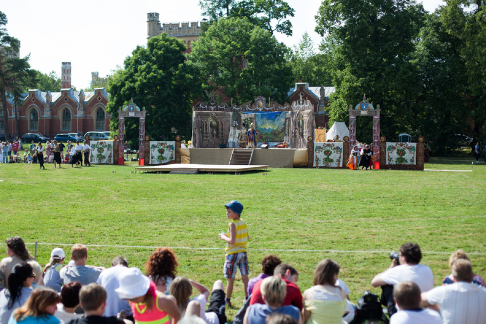 В парке Александрия прошел семейный фестиваль с тысячами участников