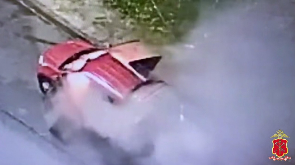 Петербуржец из-за ревности поджег автомобиль своей супруги во Фрунзенском районе