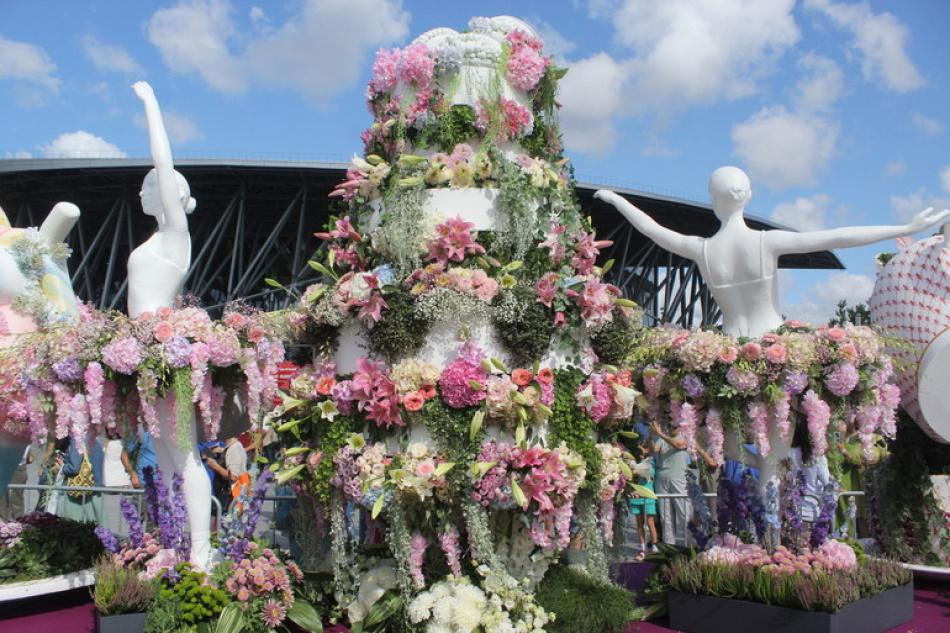 В Петербурге впервые оформляют город осенними цветами