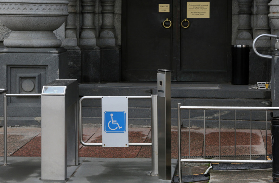 Петербургский театр уличили в создании барьеров для посетителей с инвалидностью