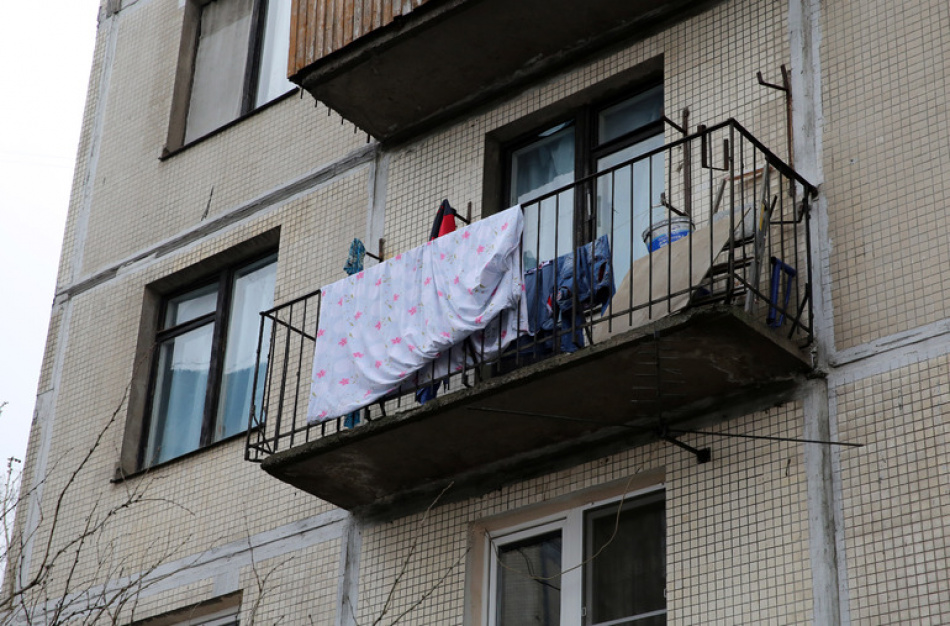 В Красносельском районе мужчина сорвался с балкона при попытке ограбления