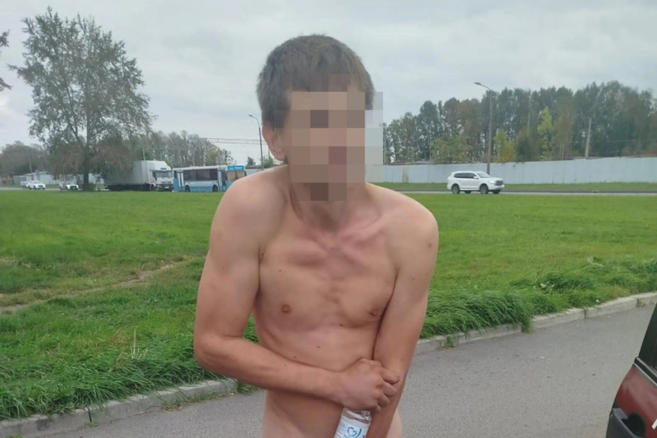 В Петербурге задержали мужчину без одежды за повреждение чужого авто