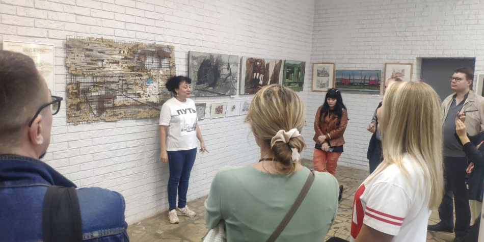 В ЭВК «Горэлектротранса» открылась выставка о роли транспорта в искусстве