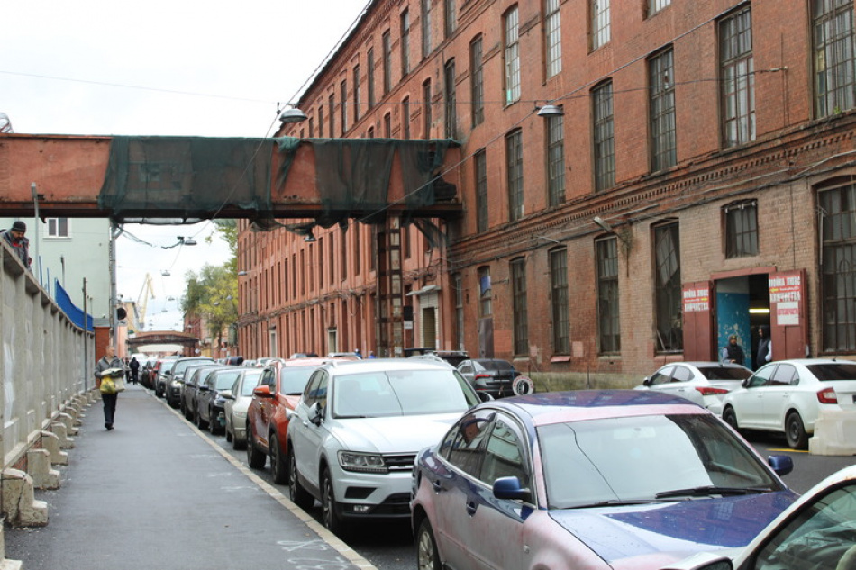 Жители Петербурга сообщили о 75 тысячах дворов с нарушениями стоянки в 2025 году