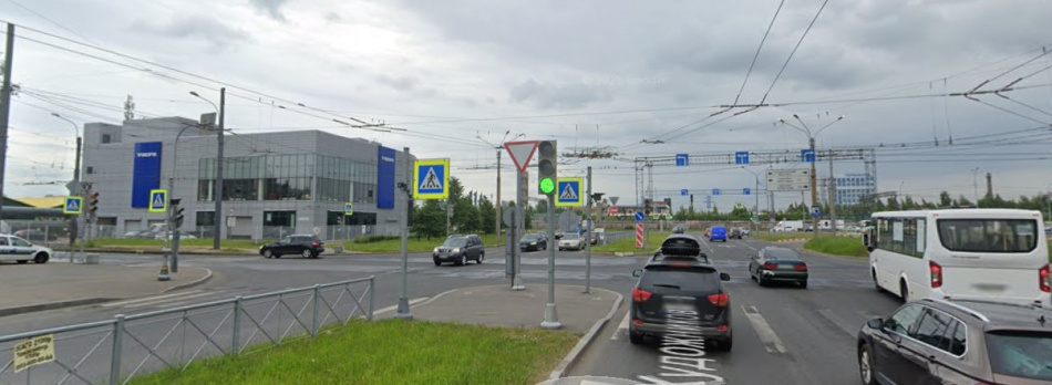 Кроссовер опрокинулся на перекрестке Художников и Придрожной