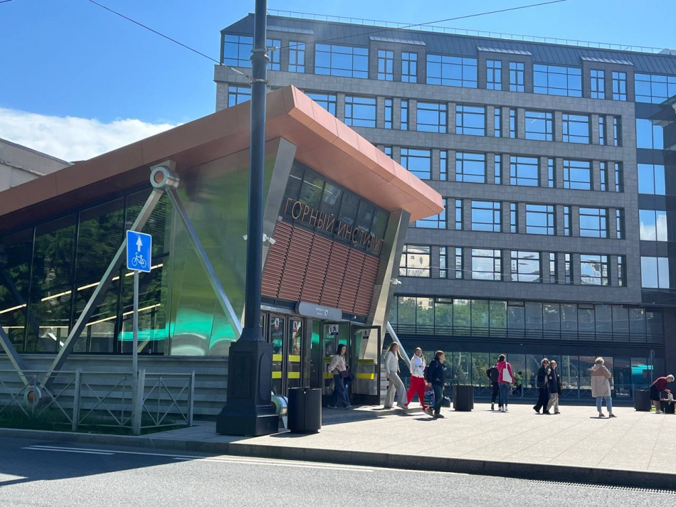 Пассажиры метро в Петербурге сталкиваются с очередями на Горном институте