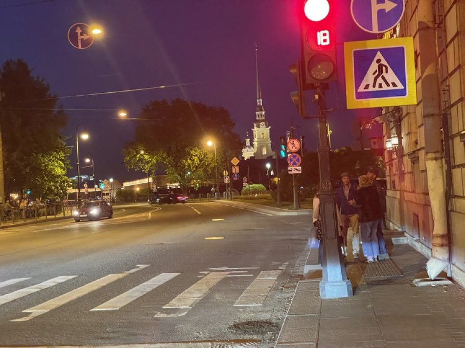 В Купчино кроссовер сбил девушку на переходе при попытке избежать столкновения