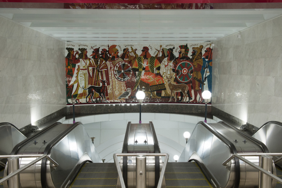 Необычные литературные образы на станции метро в центре Петербурга