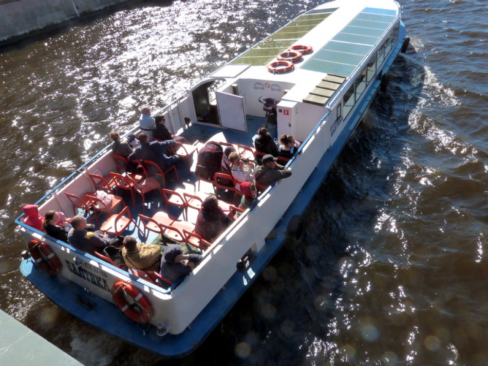 Катер с туристами остановился у Сенного моста в центре Петербурга