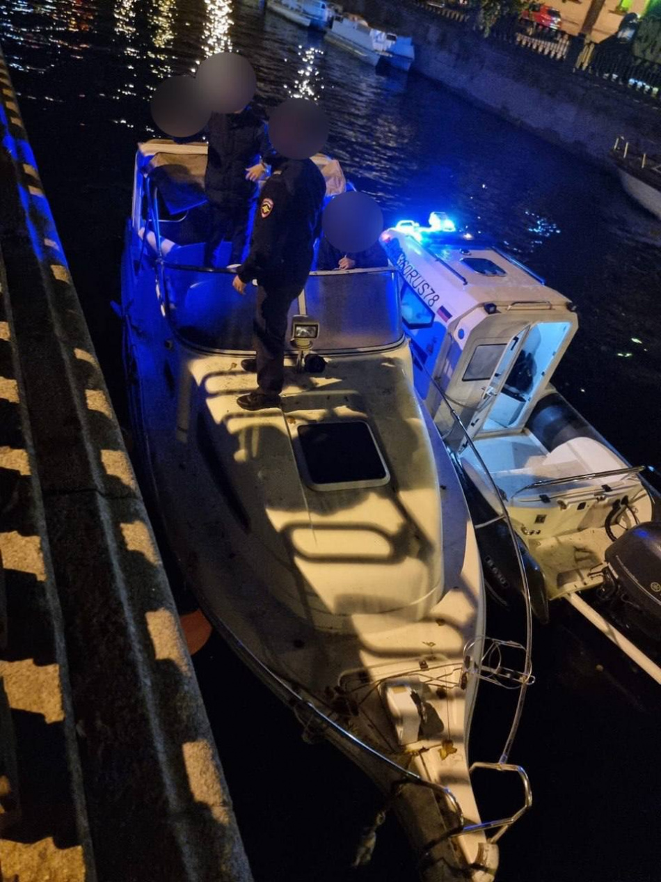 Прогулочный катер с пассажирами заглох ночью на канале Грибоедова в Петербурге