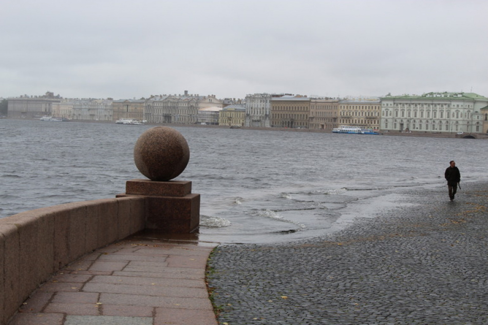 В Петербурге усилили меры безопасности из-за надвигающегося шторма