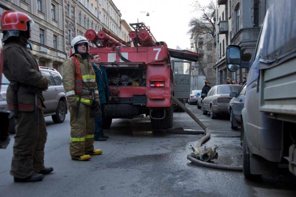В Московском районе Петербурга спасатели потушили пожар в жилом доме