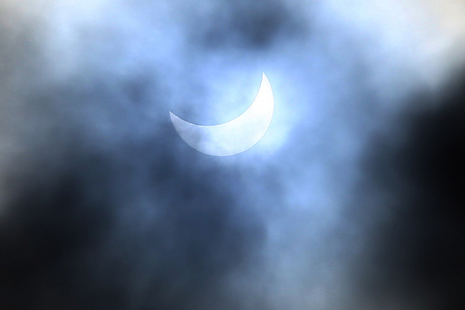 Жители России наблюдали солнечное затмение утром в понедельник