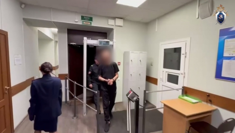 В центре Петербурга мужчина сбросил оппонента с ограждения подземного перехода