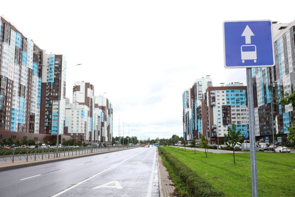 На Комендантском проспекте стартует новая полоса для автобусов и троллейбусов