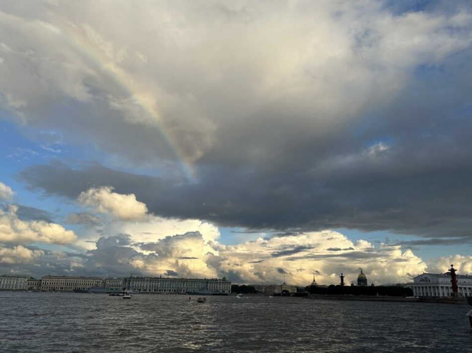 Яркая радуга утром удивила жителей Петербурга по пути на работу