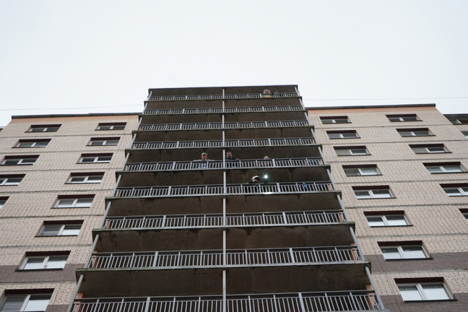 Ребенок погиб после падения с высоты в жилом доме