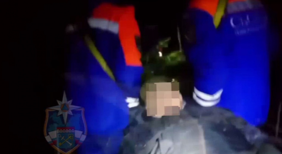 В Лужском районе спасатели и добровольцы вывели из леса заблудившегося мужчину