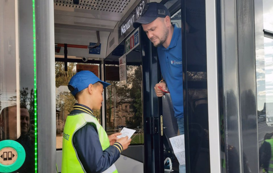 Водителям трамваев напомнили о безопасности на конечной Сосновой поляны