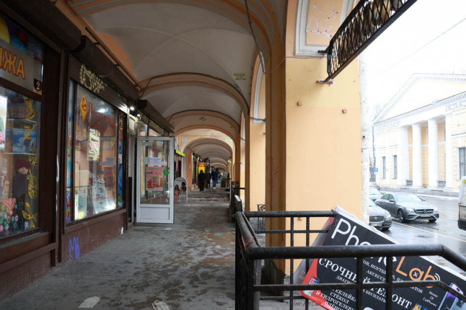 Власти Петербурга требуют убрать самострои и обновить фасады Апраксина двора