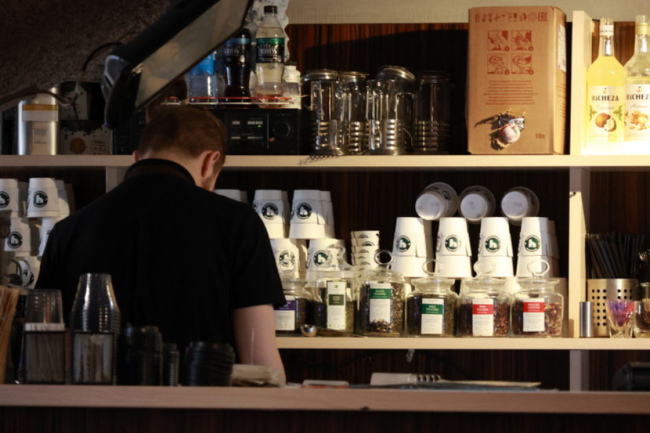 В Красносельском районе Петербурга посетитель бара ударил бармена и избежал наказания