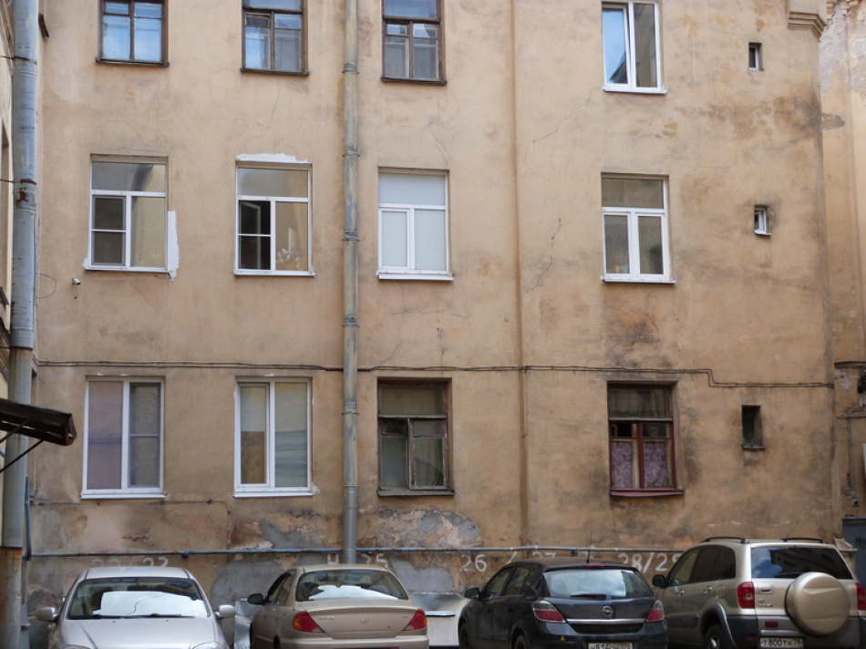 В Петербурге стало меньше нарушений парковки во дворах в 2025 году