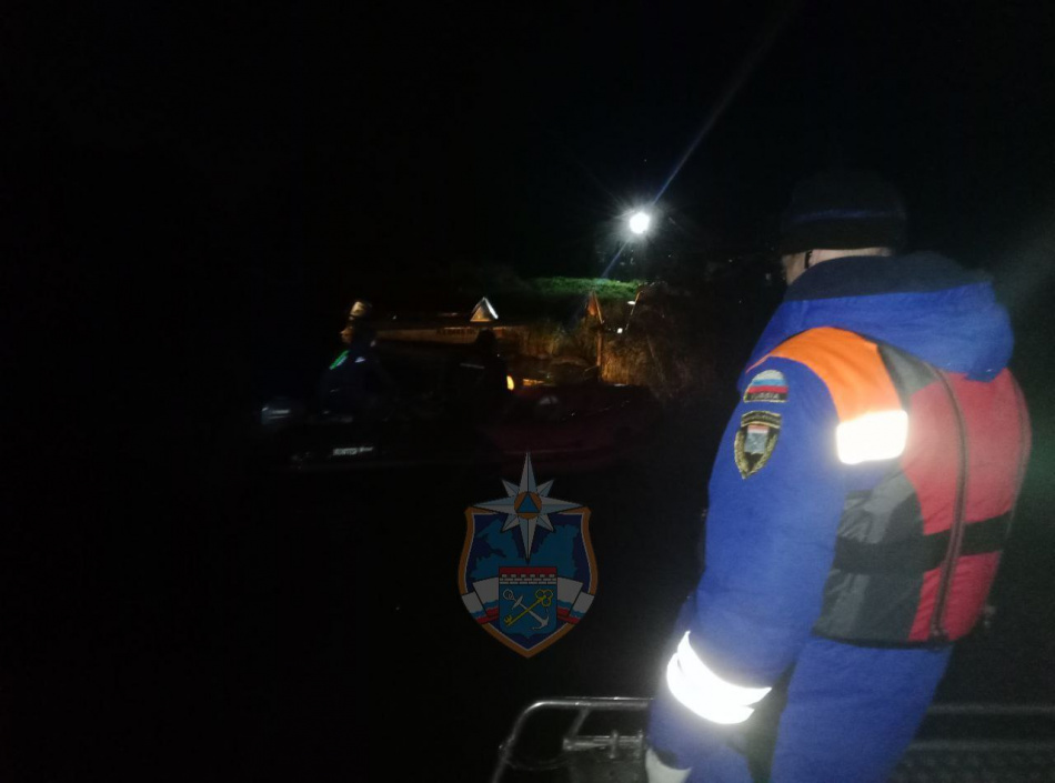 Троих доставили на берег после спасательной операции на Ладоге