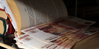 С 1 октября оклады российских госслужащих и дипломатов увеличат на 7,6%