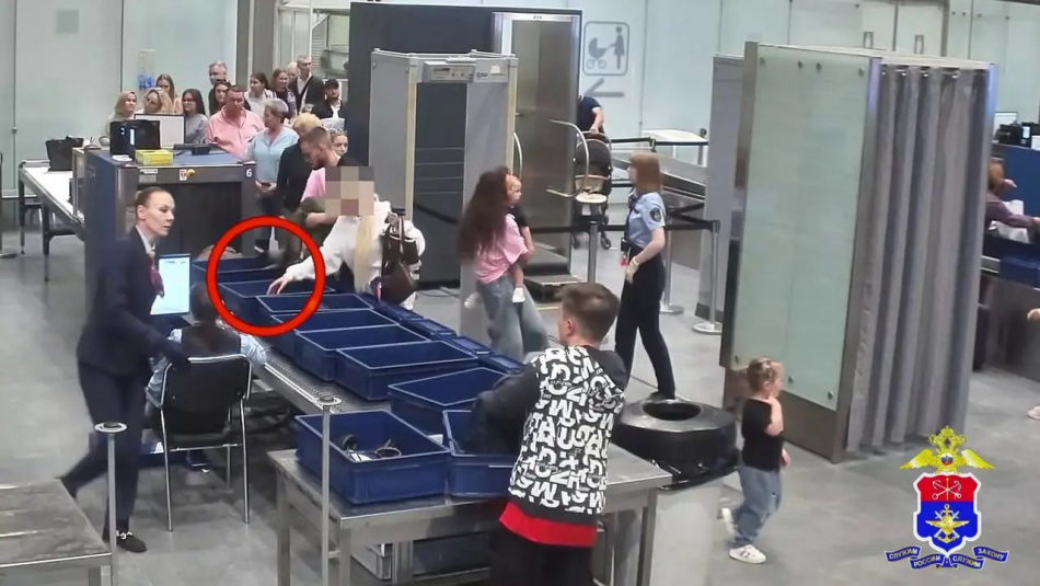 В Пулково задержали девушку за кражу дорогих часов у пассажира