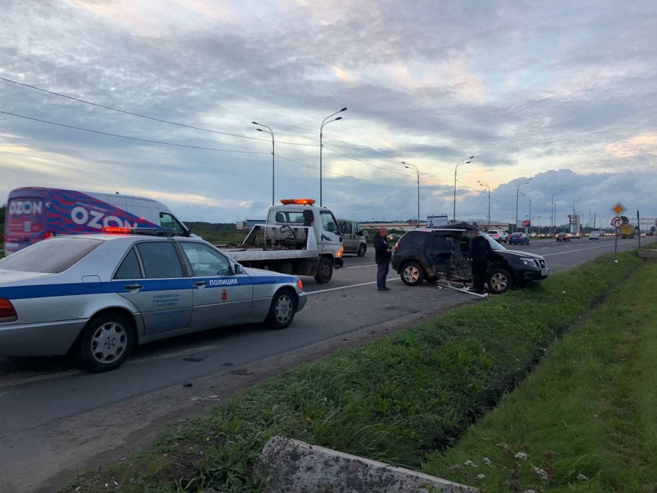 В Шушарах фургон перевернул легковушку на перекрестке ночью