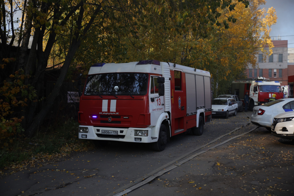 В Выборгском районе Петербурга пожарные потушили возгорание в жилом доме