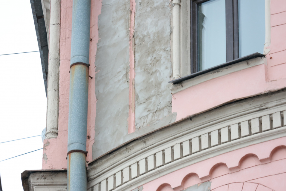 В Петербурге показали плакат о бережном отношении к памятникам