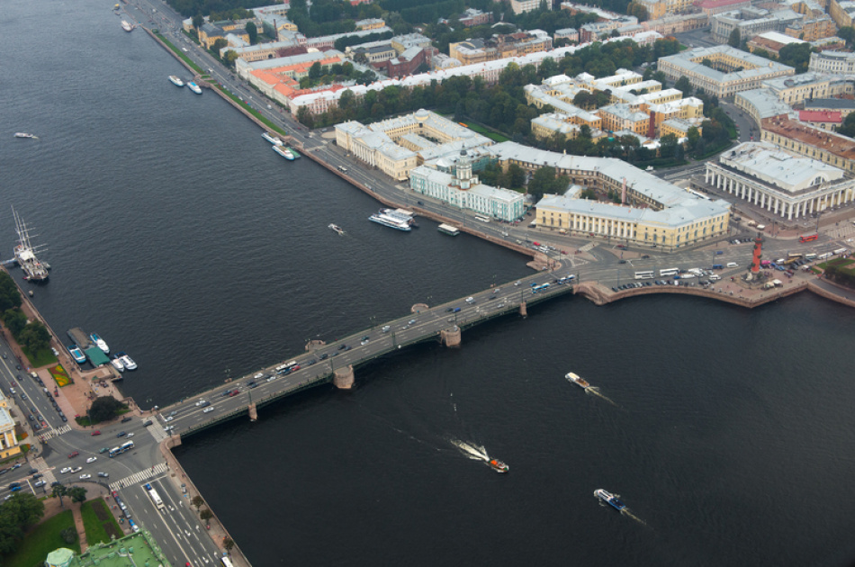 На Дворцовом мосту открыли движение по обновленному участку