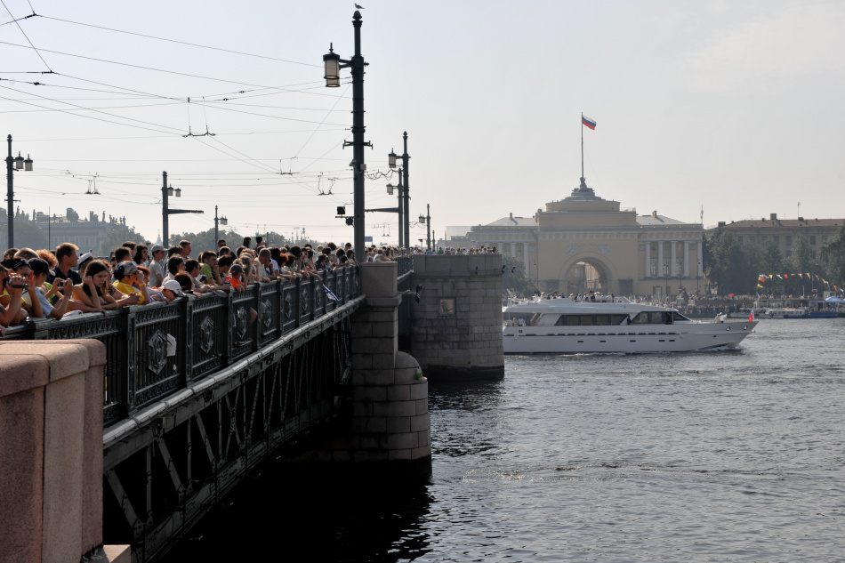 На Дворцовом мосту стартует третий этап обновления переправы